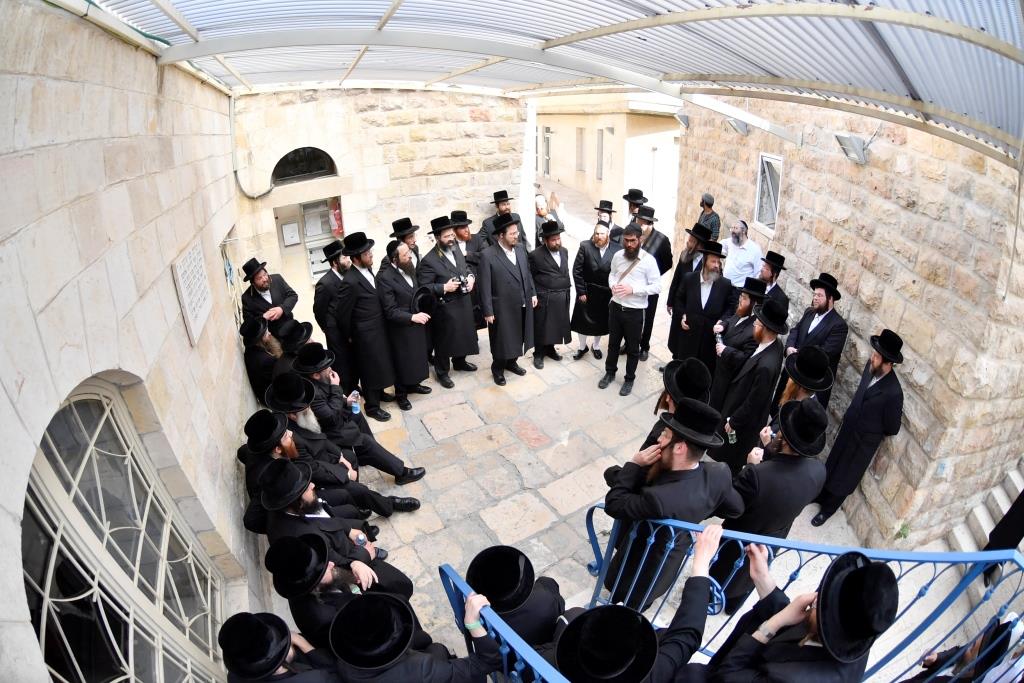 תיעוד; 'טיש' חסידי במערת המכפלה בחברון