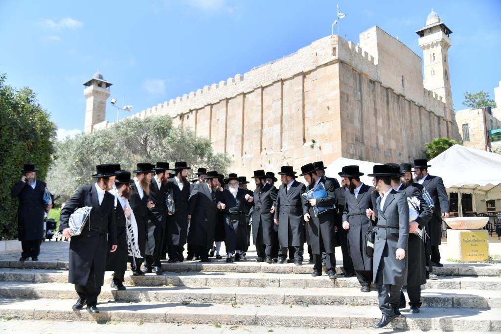 תיעוד; 'טיש' חסידי במערת המכפלה בחברון