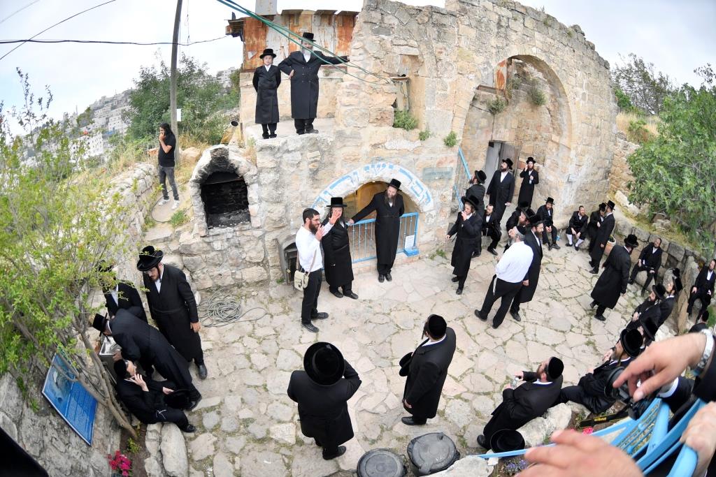 תיעוד; 'טיש' חסידי במערת המכפלה בחברון