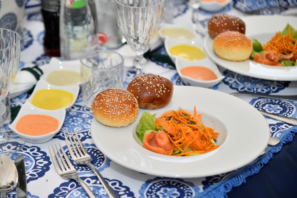 תיעוד; 'טיש' חסידי במערת המכפלה בחברון