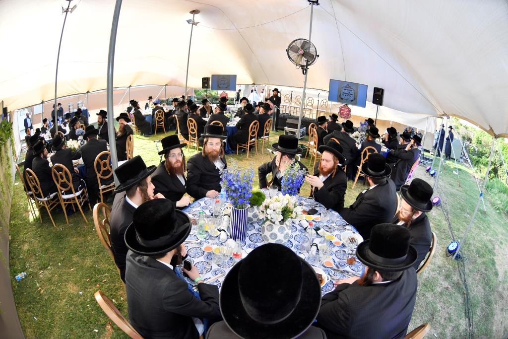 תיעוד; 'טיש' חסידי במערת המכפלה בחברון