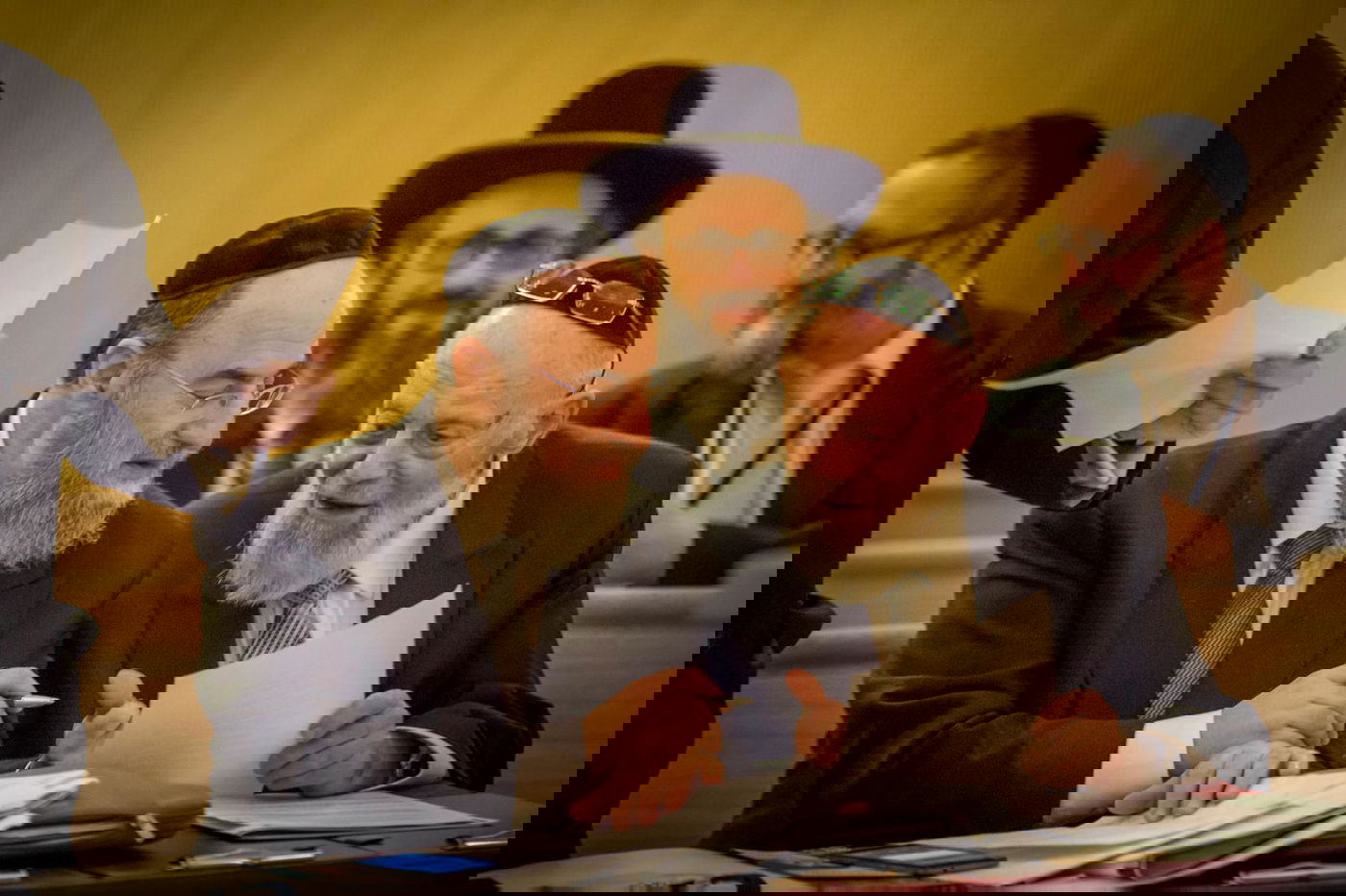 הגאון רבי חנוך ארנטרוי והגאון רבי מנחם געללי בדיון במונקו. צילום אלי איטקין