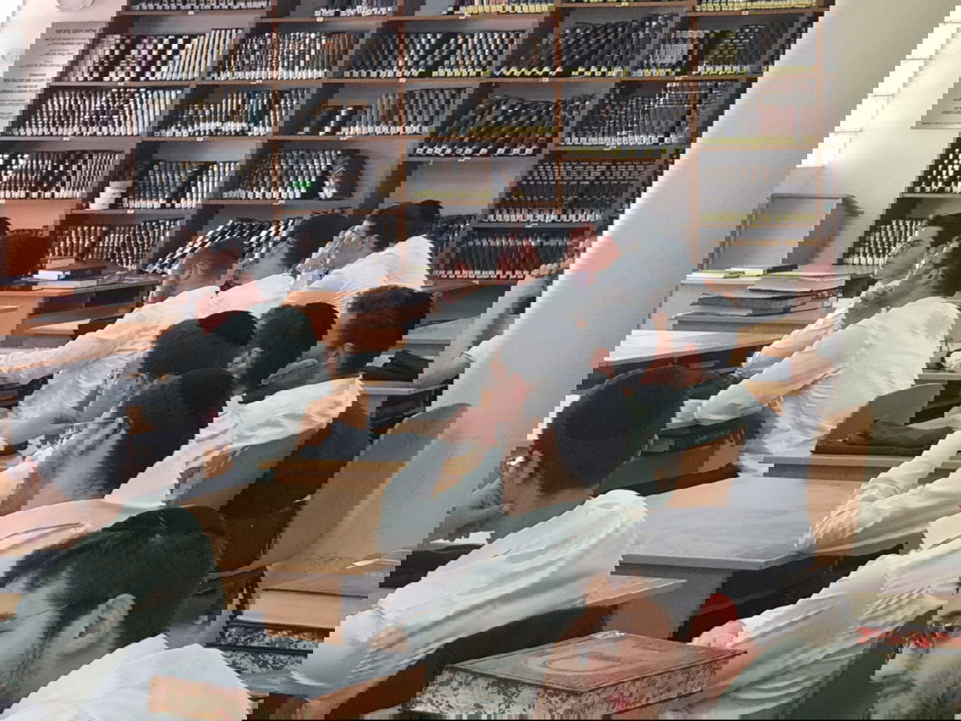 הישיבה דוגלת בהכנת הבחור להיות חרדי, בן תורה אמתי, גם בבית המדרש וגם בחיי העבודה והמעשה.