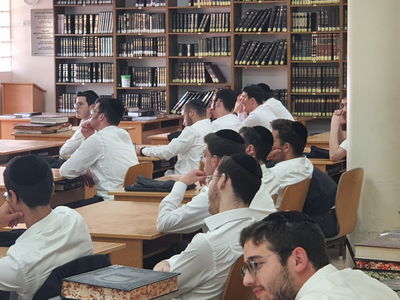 הישיבה דוגלת בהכנת הבחור להיות חרדי, בן תורה אמתי, גם בבית המדרש וגם בחיי העבודה והמעשה.