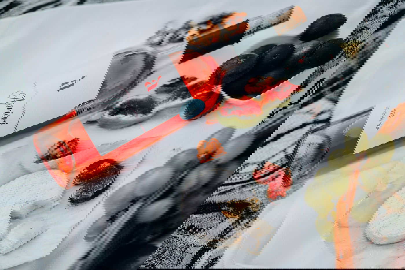 איך לקרר בקבוק יין במהירות עם קרח ומלח