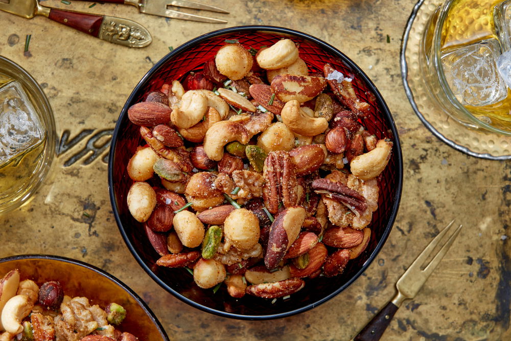 אגוזים מצופים בסוכר חום ורוזמרין