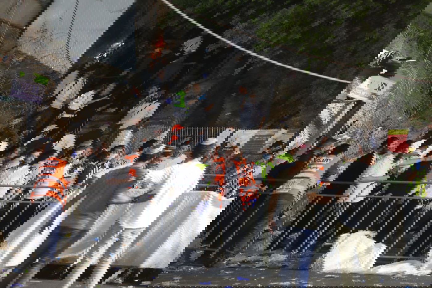 הלב שותת, ממאן להאמין: נהפך לאבל - מחולנו; אוי נא לנו