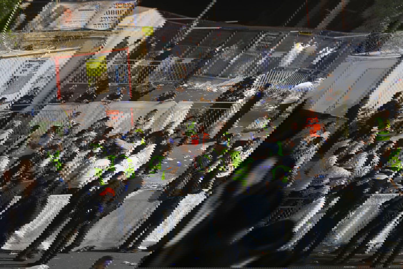 הלב שותת, ממאן להאמין: נהפך לאבל - מחולנו; אוי נא לנו