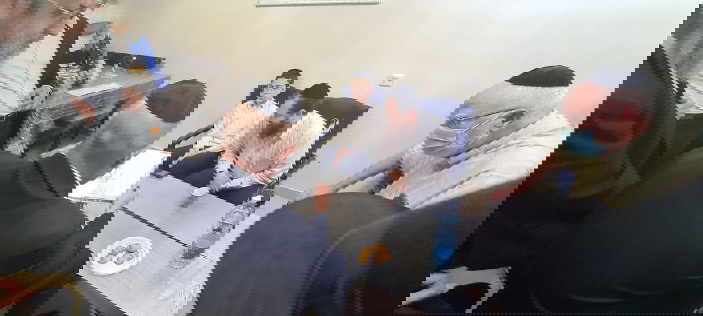 האב משה לוי מראה לשר אוחנה את הציור האחרון שבנו צייר