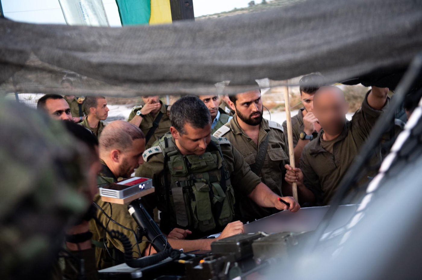 הערכת המצב שקיים מפקד החטיבה המרחבית "שומרון", אלוף-משנה רועי צוויג בזירת הפיגוע: