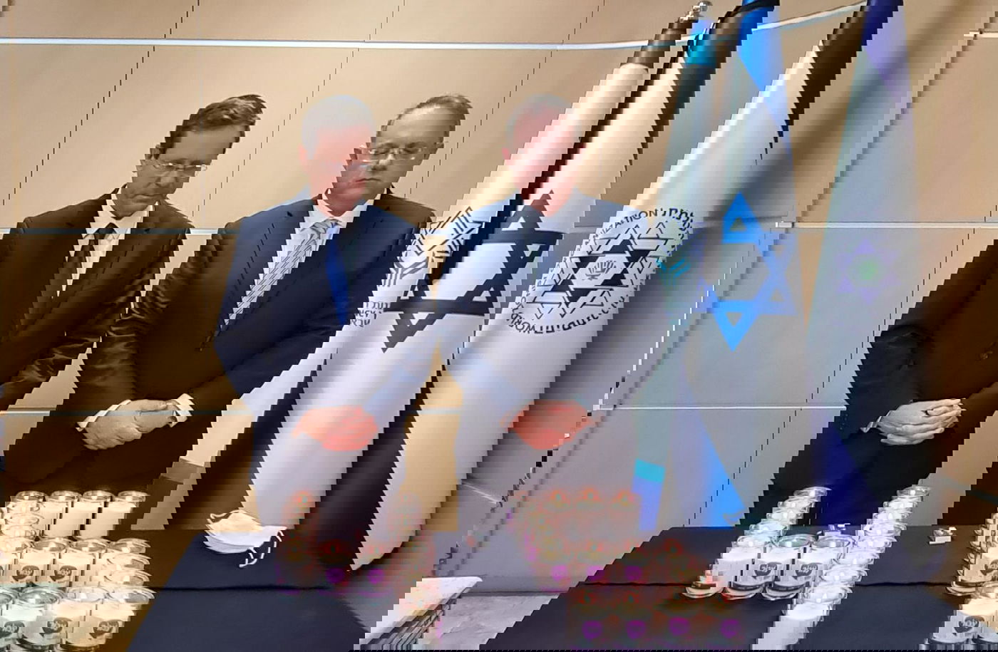 חגואל והרצוג ליד הנרות בטקס