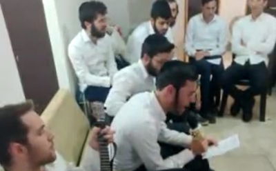 השיר, סמוך למיטת החבר שנהרג