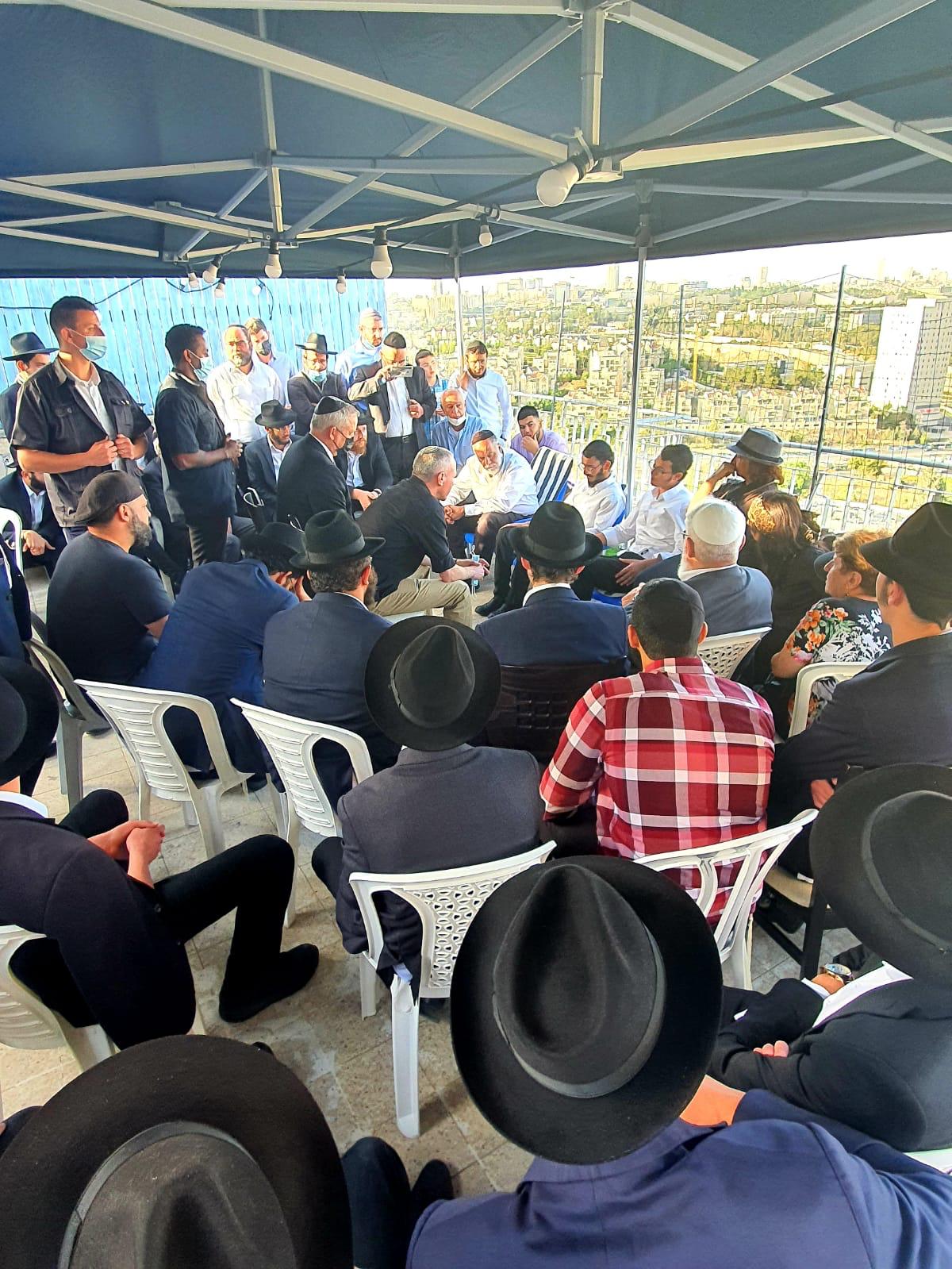 בני גנץ הגיע לנחם; מדוע לא השתתף בהלוויה?