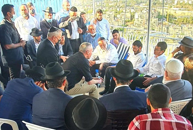 בני גנץ הגיע לנחם; מדוע לא השתתף בהלוויה?