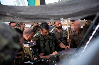 מפקד החטיבה המרחבית "שומרון", אלוף-משנה רועי צוויג בזירת הפיגוע