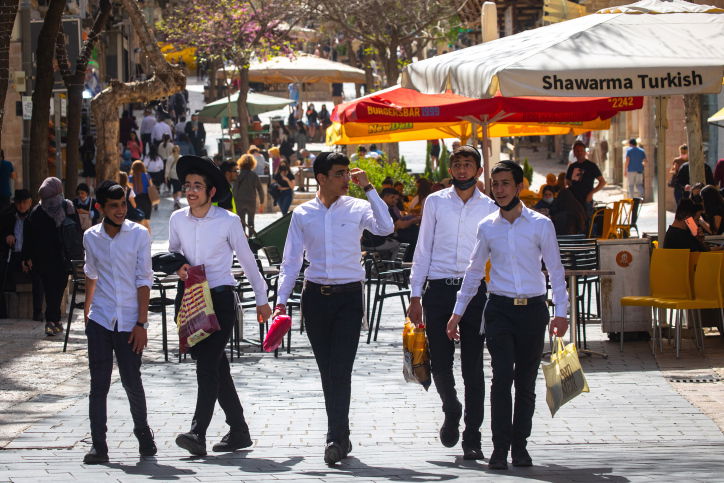 בחורי ישיבה מבלים