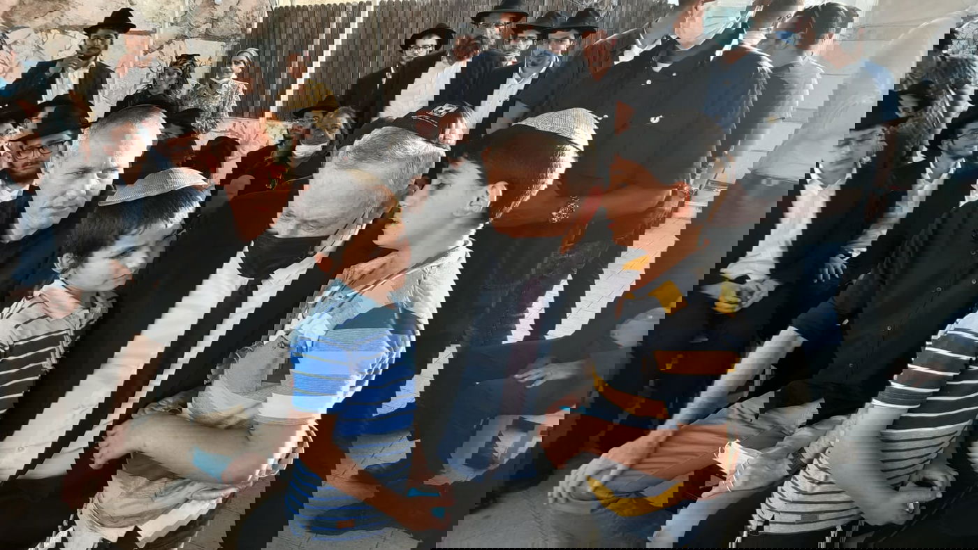 גנץ אתמול, מנחם את המשפחה