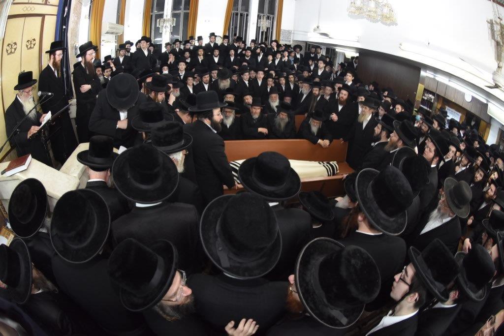 המונים בהלוויית הרבי הישיש מספינקא זצ"ל