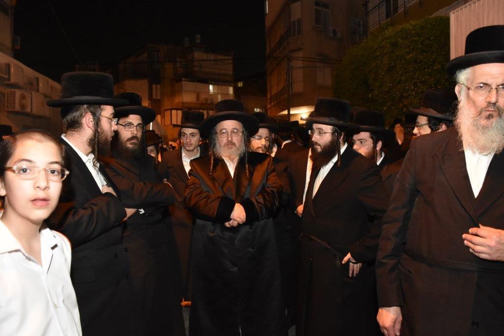 המונים בהלוויית הרבי הישיש מספינקא זצ"ל