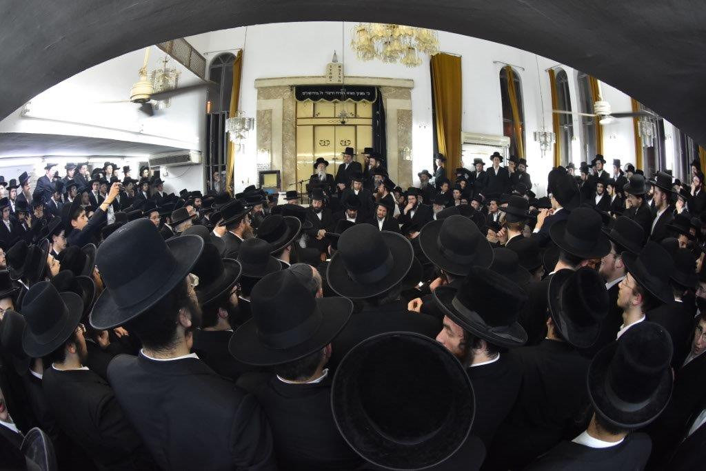 המונים בהלוויית הרבי הישיש מספינקא זצ"ל