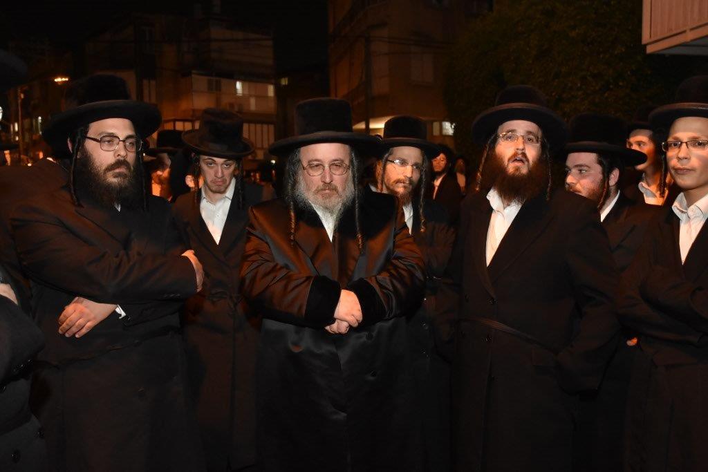 המונים בהלוויית הרבי הישיש מספינקא זצ"ל