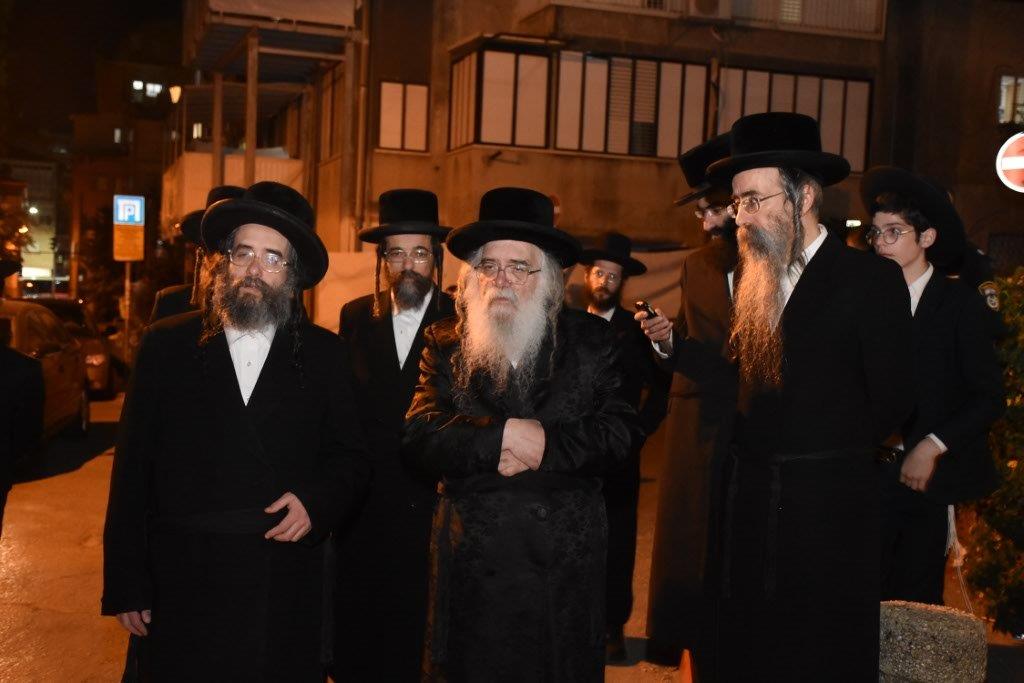 המונים בהלוויית הרבי הישיש מספינקא זצ"ל