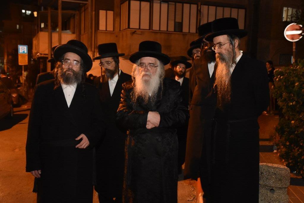 המונים בהלוויית הרבי הישיש מספינקא זצ"ל