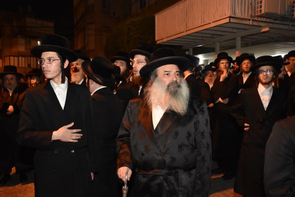 המונים בהלוויית הרבי הישיש מספינקא זצ"ל