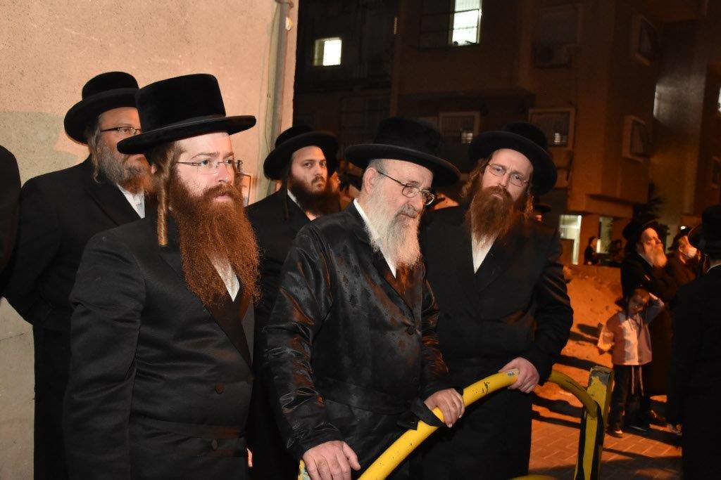 המונים בהלוויית הרבי הישיש מספינקא זצ"ל