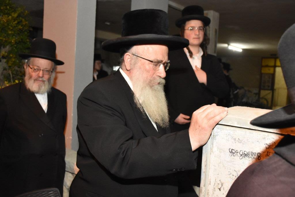 המונים בהלוויית הרבי הישיש מספינקא זצ"ל