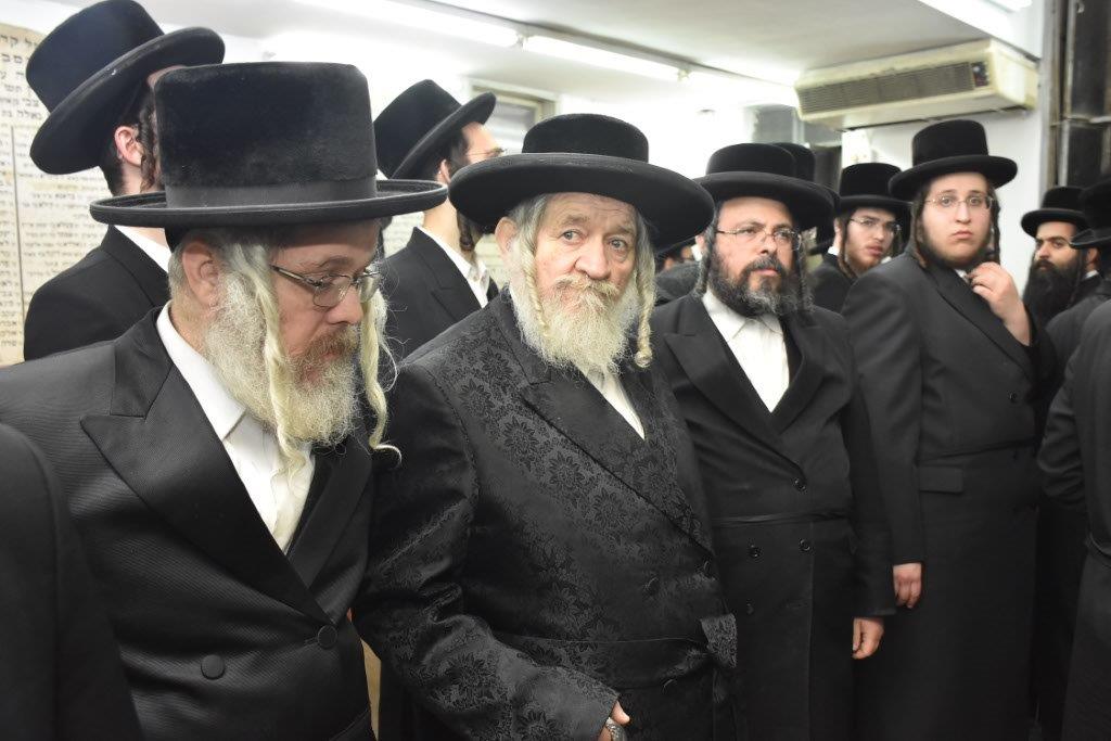 המונים בהלוויית הרבי הישיש מספינקא זצ"ל