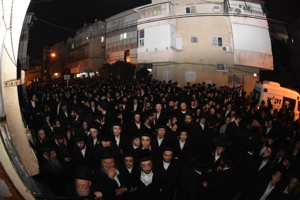 המונים בהלוויית הרבי הישיש מספינקא זצ"ל