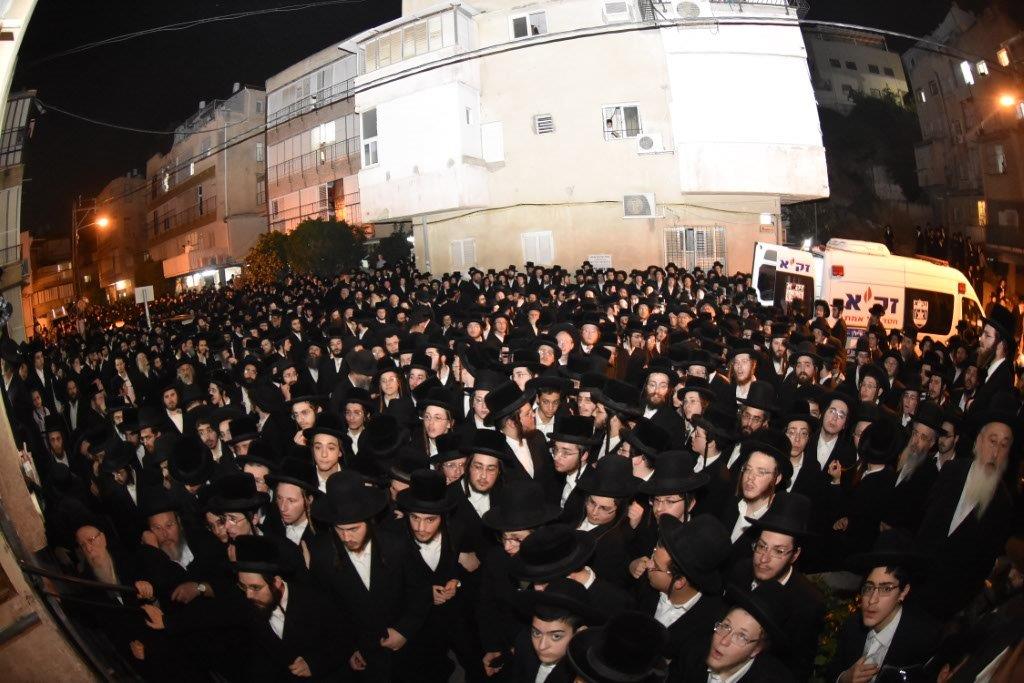 המונים בהלוויית הרבי הישיש מספינקא זצ"ל