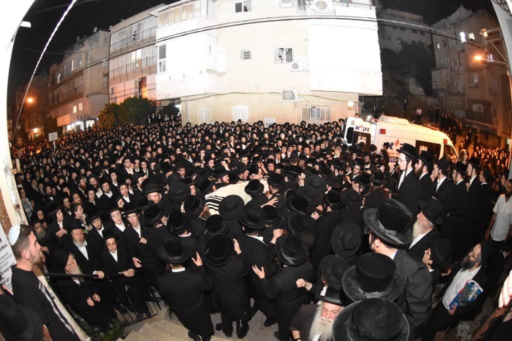 המונים בהלוויית הרבי הישיש מספינקא זצ"ל