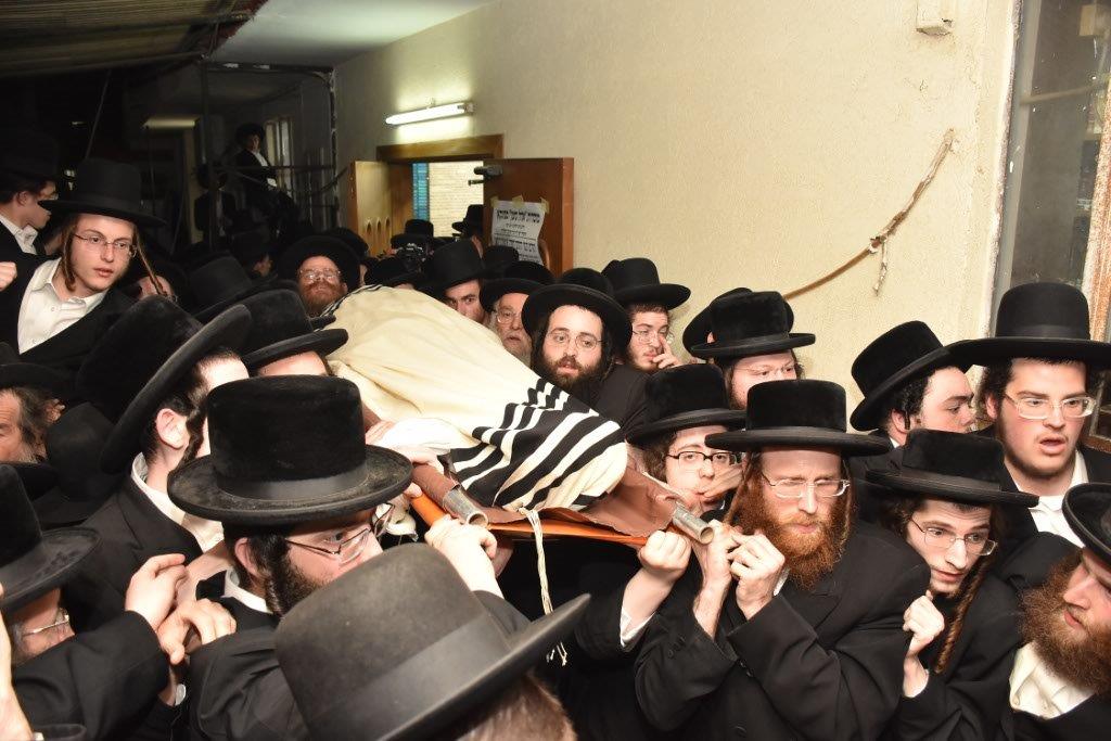 המונים בהלוויית הרבי הישיש מספינקא זצ"ל