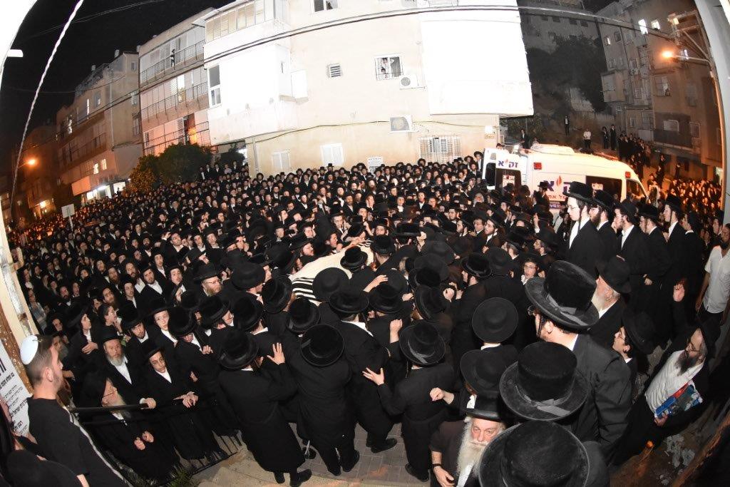 המונים בהלוויית הרבי הישיש מספינקא זצ"ל