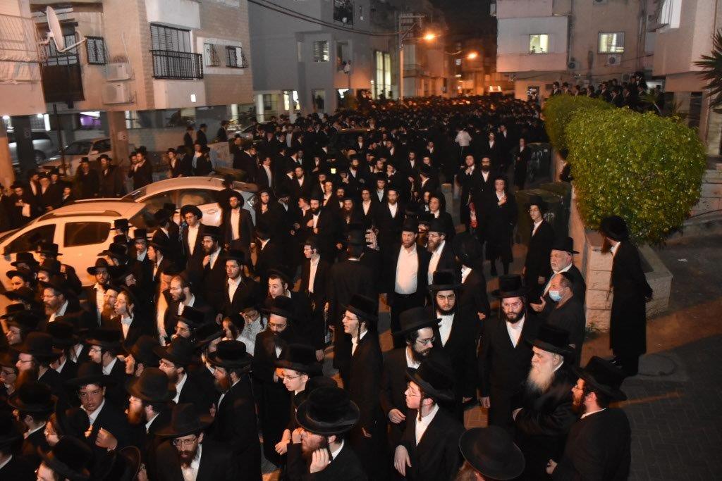 המונים בהלוויית הרבי הישיש מספינקא זצ"ל