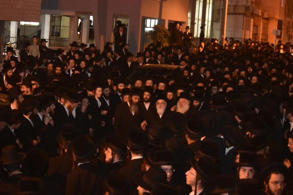 המונים בהלוויית הרבי הישיש מספינקא זצ"ל