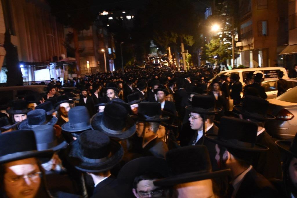 המונים בהלוויית הרבי הישיש מספינקא זצ"ל