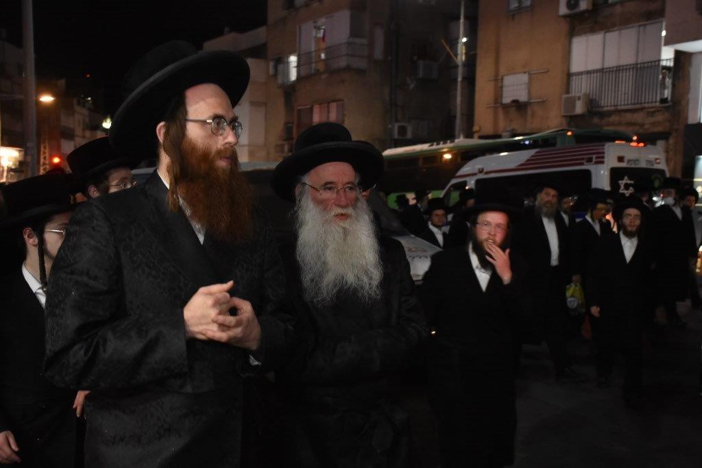 המונים בהלוויית הרבי הישיש מספינקא זצ"ל