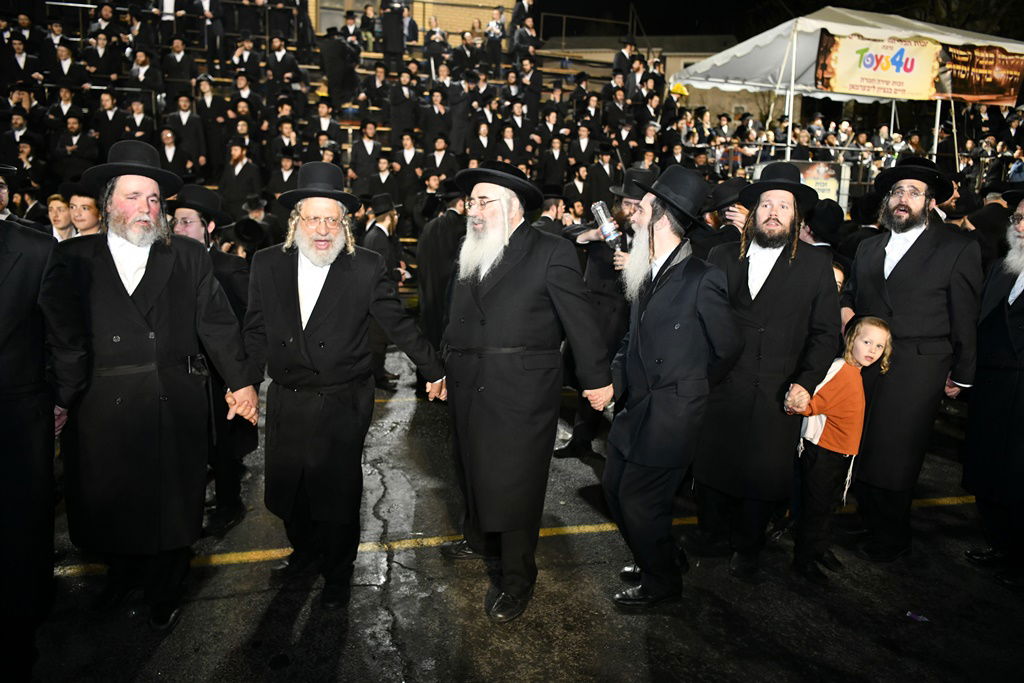 בצל האסון: כך נערכה ה'הדלקה' בסאטמר