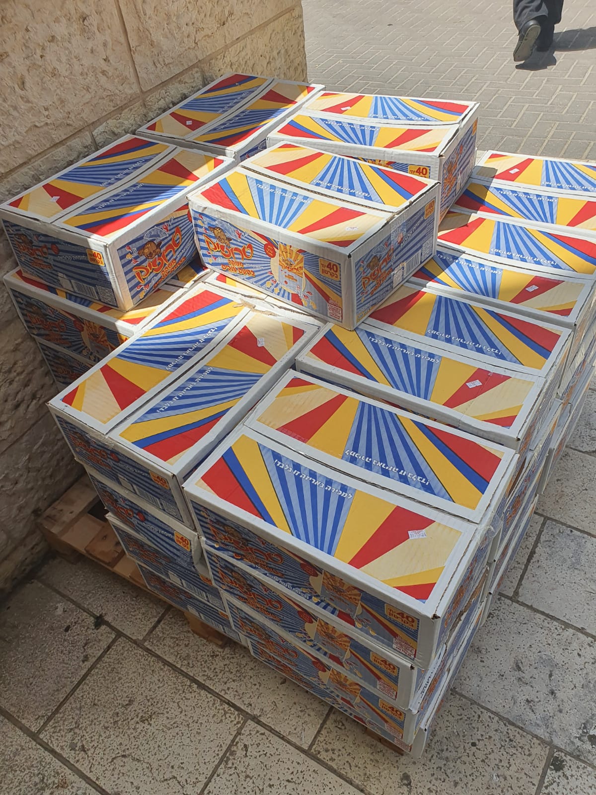 תיעוד: עשרות מארזים חולקו למשפחות מהאסון במירון