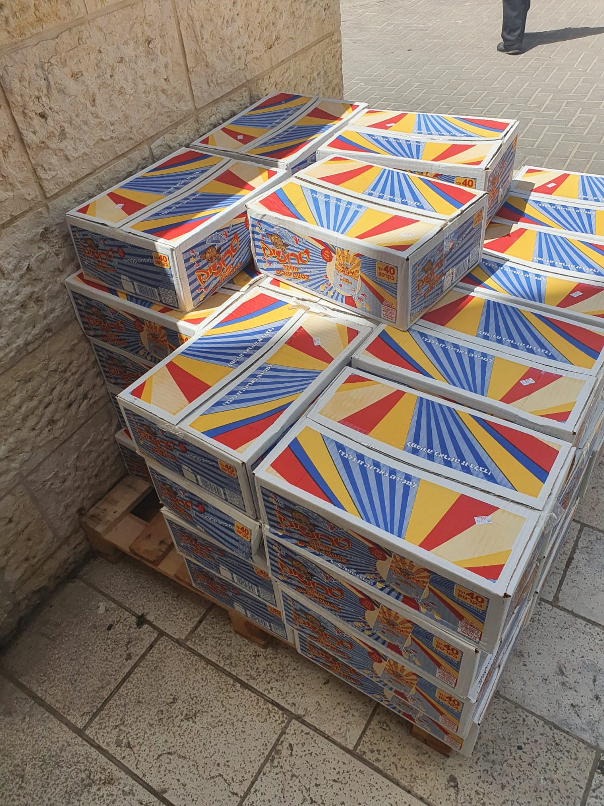 תיעוד: עשרות מארזים חולקו למשפחות מהאסון במירון