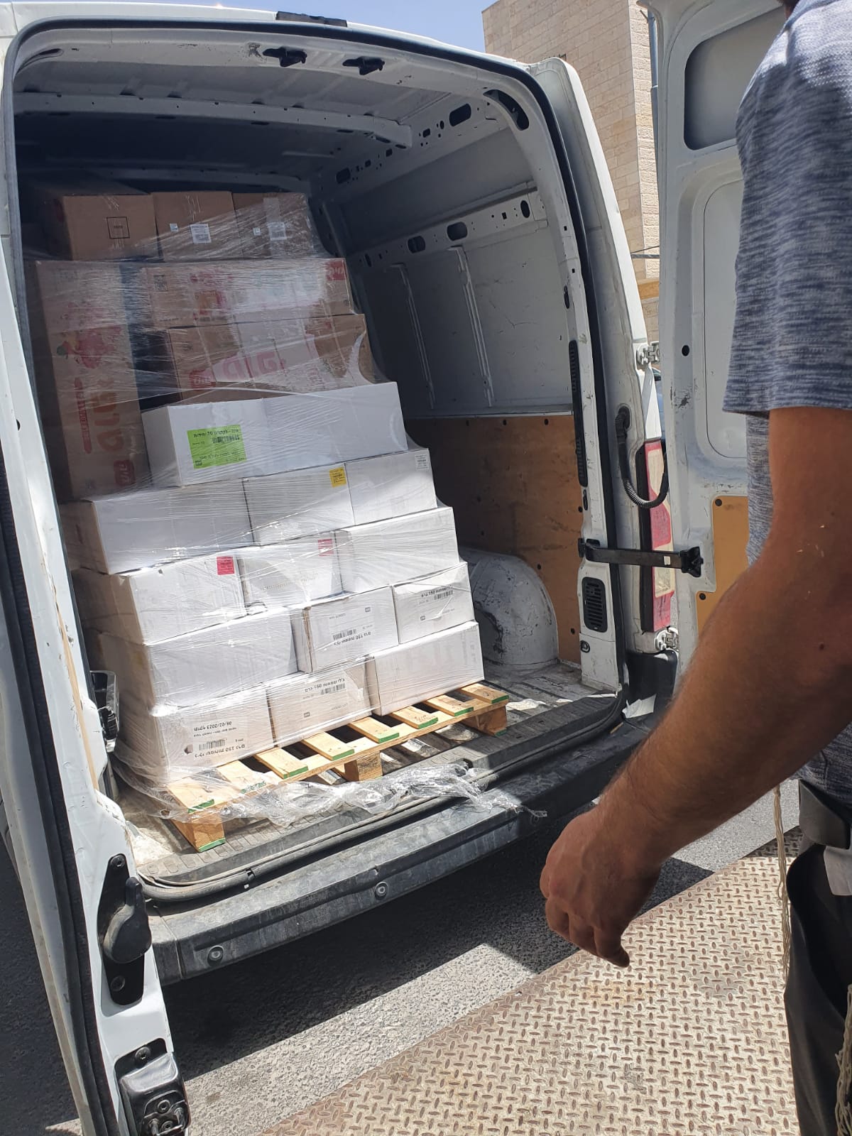 תיעוד: עשרות מארזים חולקו למשפחות מהאסון במירון