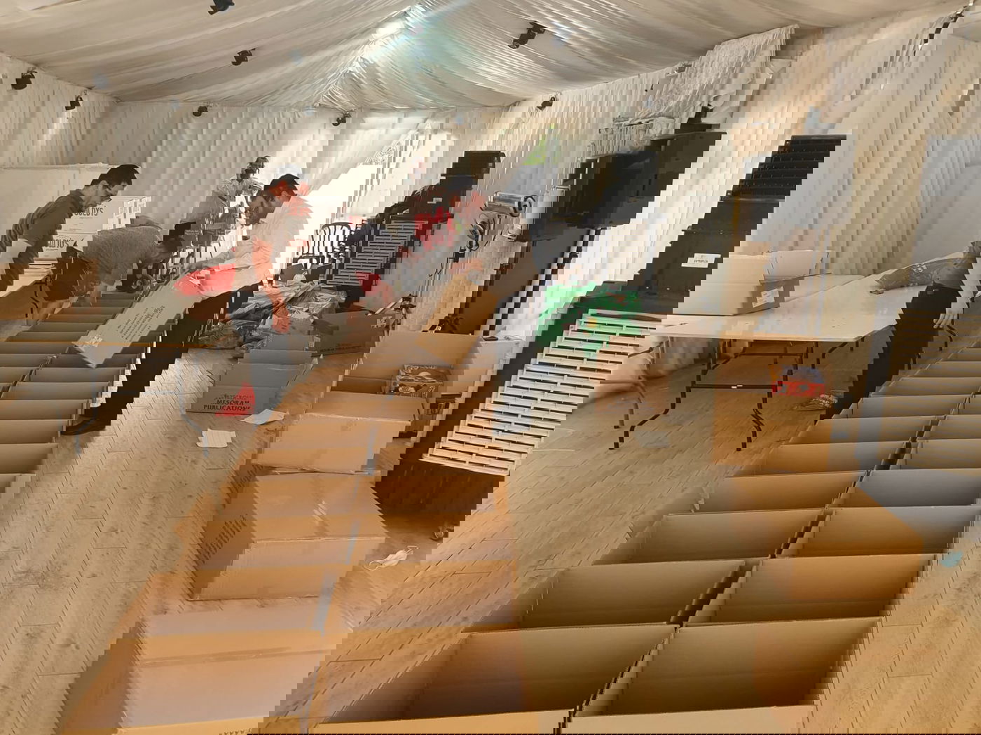 תיעוד: עשרות מארזים חולקו למשפחות מהאסון במירון