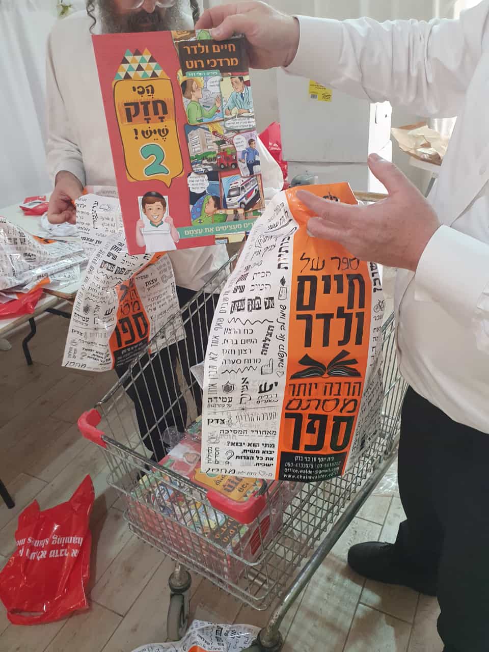 תיעוד: עשרות מארזים חולקו למשפחות מהאסון במירון