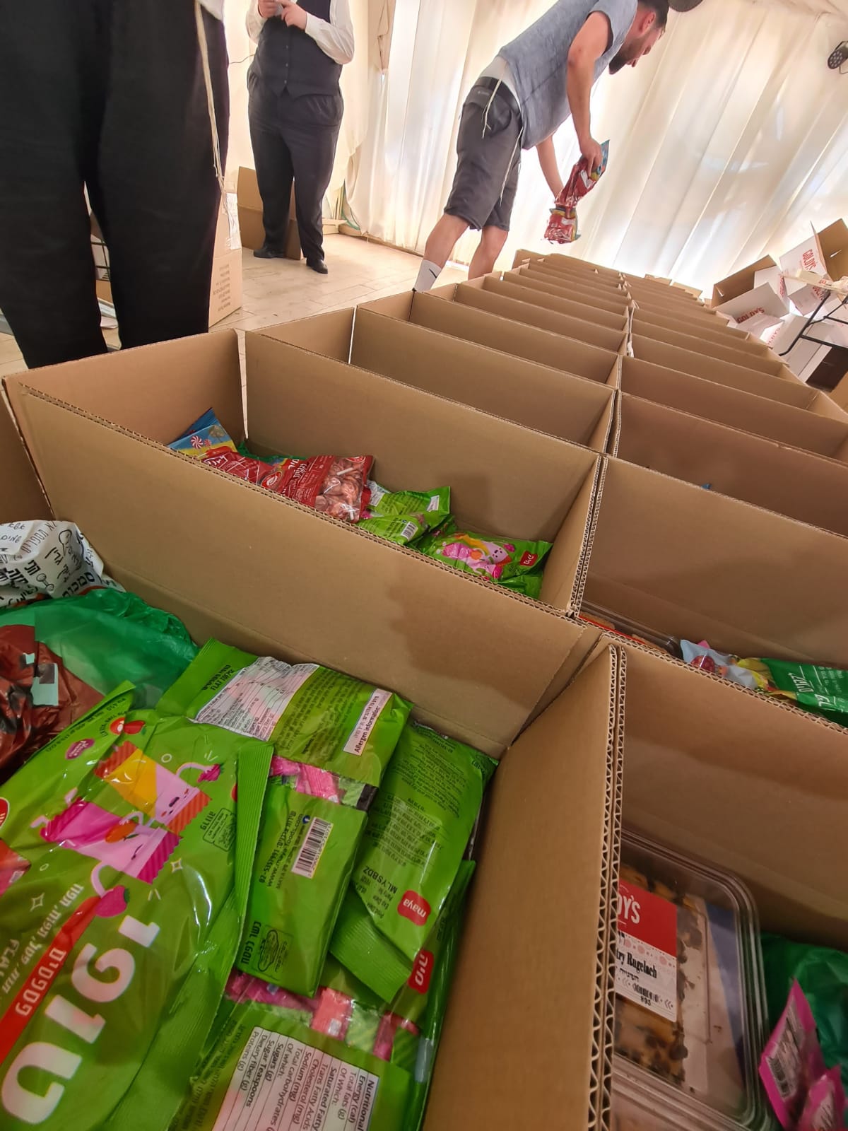 תיעוד: עשרות מארזים חולקו למשפחות מהאסון במירון