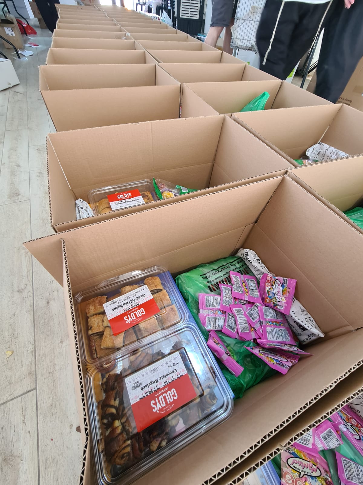 תיעוד: עשרות מארזים חולקו למשפחות מהאסון במירון