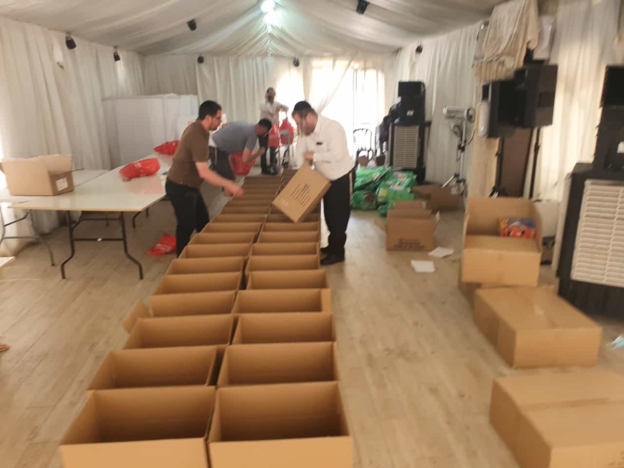 תיעוד: עשרות מארזים חולקו למשפחות מהאסון במירון