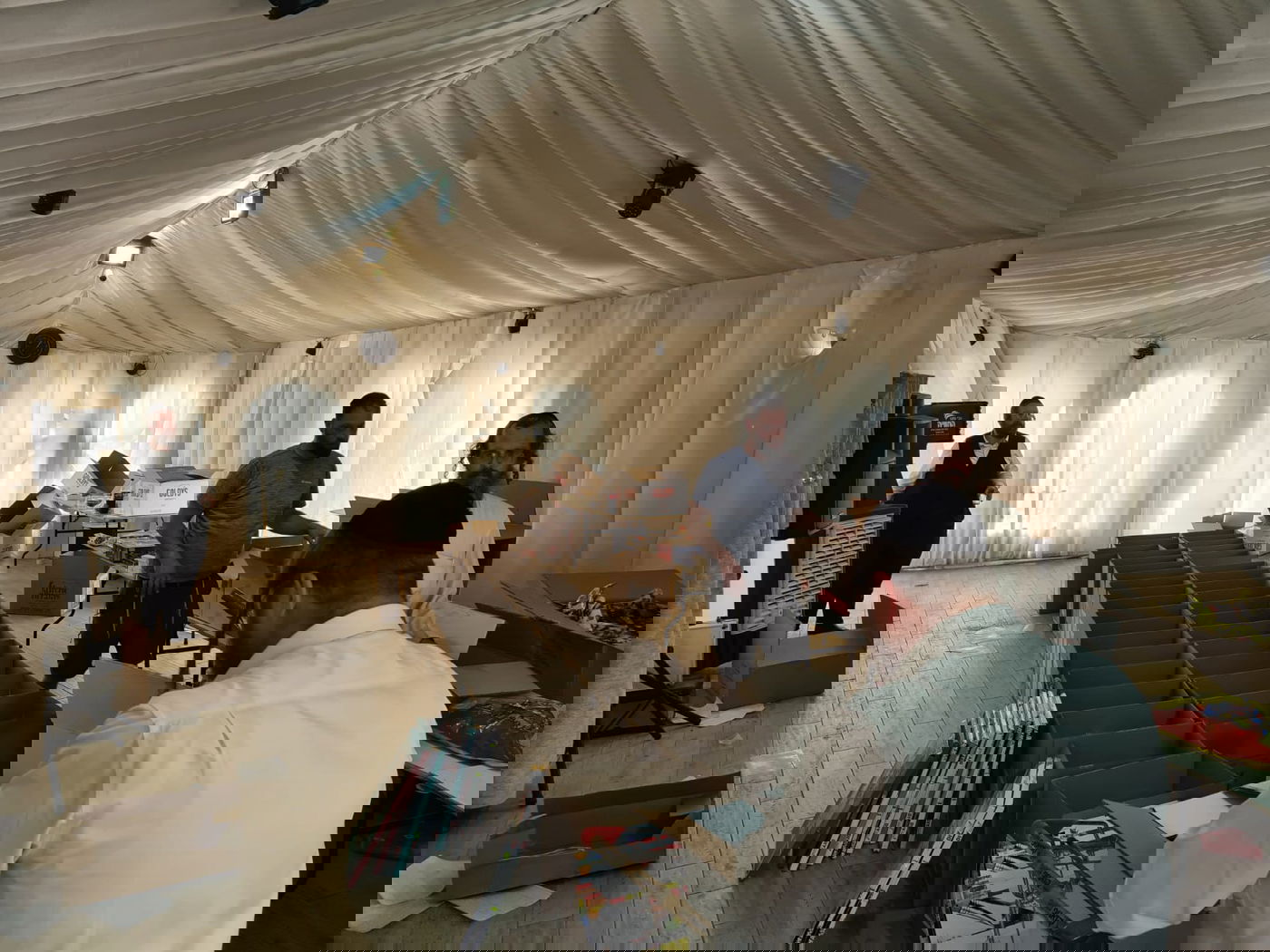 תיעוד: עשרות מארזים חולקו למשפחות מהאסון במירון